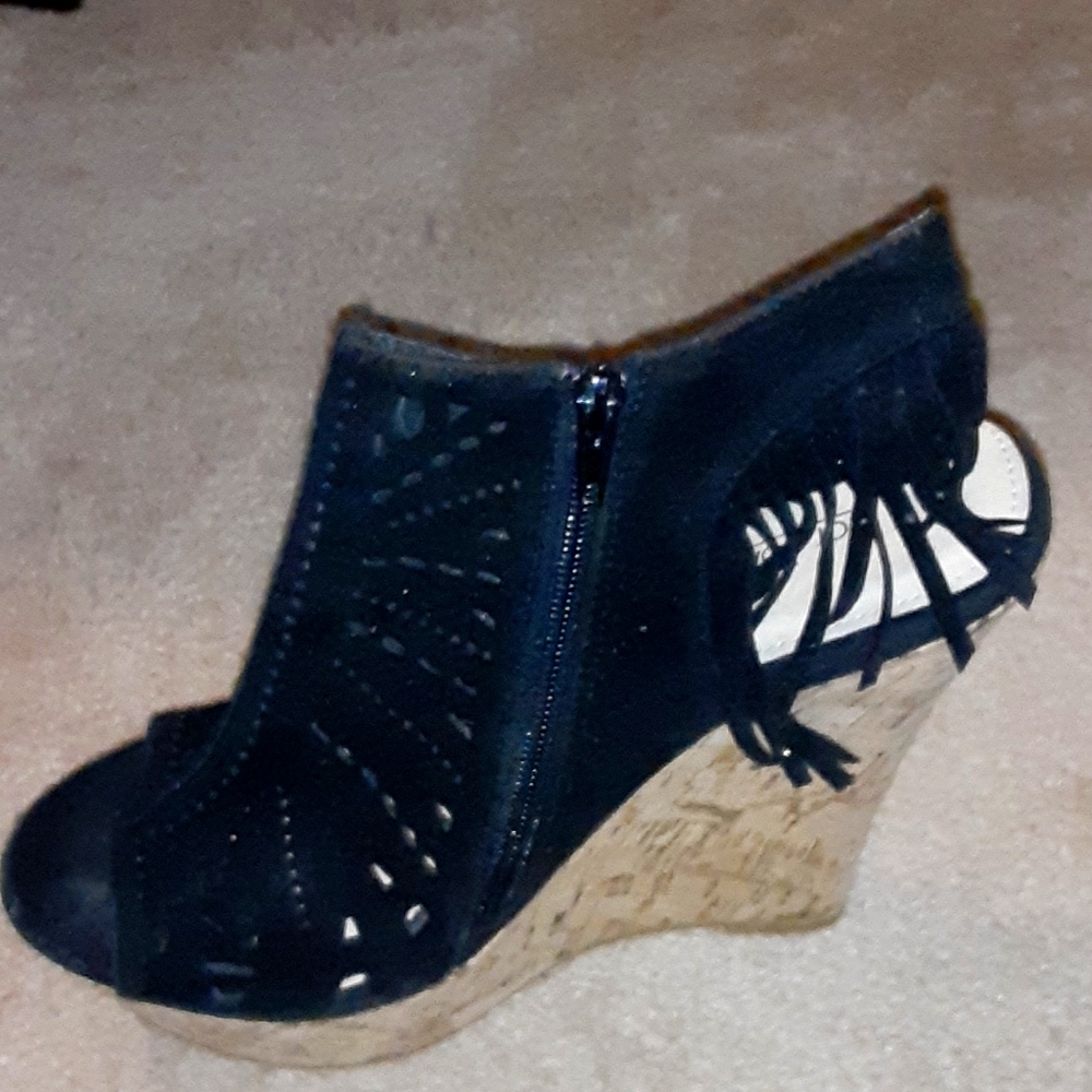 Black wedges